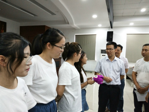 临海市领导走访慰问亚洲成人久久“春泥萌芽”志愿者