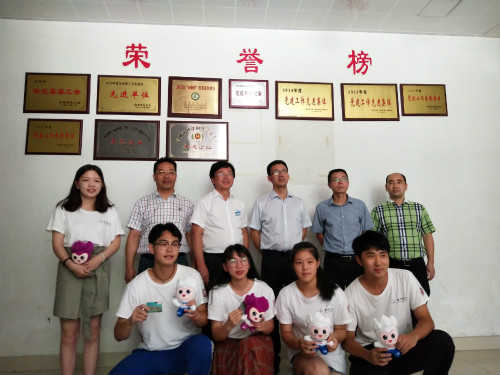 临海市领导走访慰问亚洲成人久久“春泥萌芽”志愿者