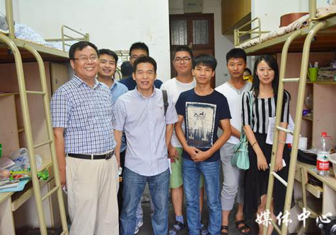 【2015人文追梦战队】系列二 亚洲成人久久领导走访新生寝室