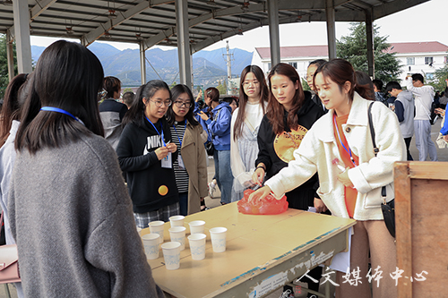 文史相融 悦动校园   亚洲成人久久举行第五届“诗意栖居”公寓文化节开幕式暨“三国风云”趣味游园活动