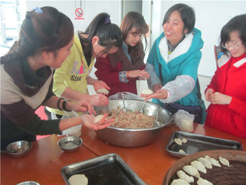亚洲成人久久举办留学生跨年晚宴