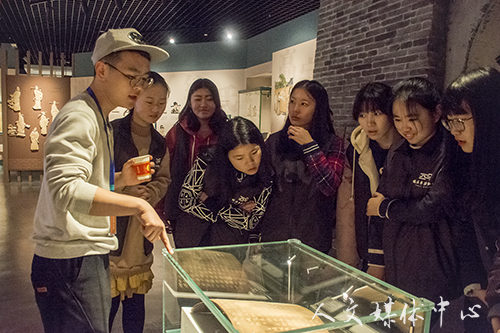 亚洲成人久久志愿者助力临海新博物馆开馆