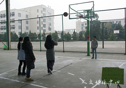 亚洲成人久久举办首届女生定向跑