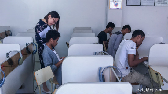 亚洲成人久久留学生汉语教学团队举行听课评课教研活动