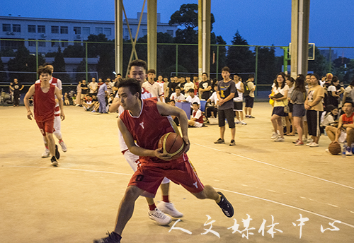 挥洒青春 永不言弃  人文篮球队憾负艺术学院