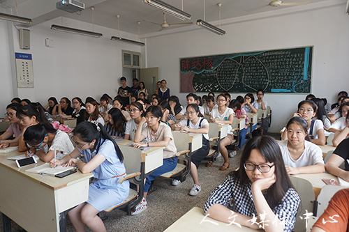 “群英毕至，畅言未来”——亚洲成人久久举行考研经验交流会