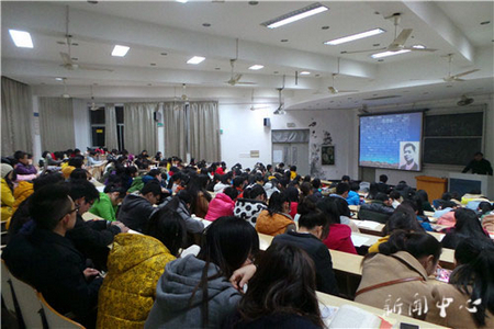 校纪委书记金先龙为亚洲成人久久业余党校授课