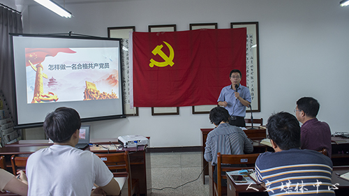亚洲成人久久党总支举行“学讲话 忆初心 宣誓言大讨论主题党日活动”