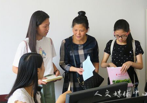 亚洲成人久久迎来2016级中文专升本新生