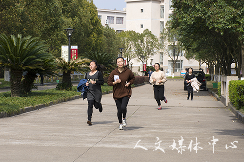 凭巾扬彩 携春赛跑——亚洲成人久久举办女生定向跑活动