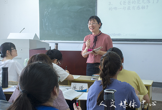 亚洲成人久久开展中学名师进课堂活动