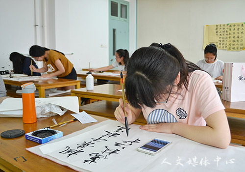 笔精墨妙 气韵生动 亚洲成人久久举办三笔字大赛