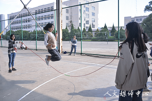 亚洲成人久久举行新生文体节开幕式暨趣味运动会