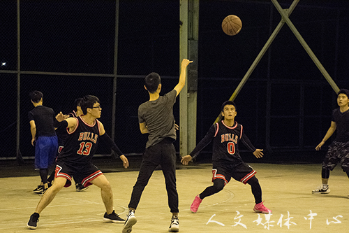 激情动感 盛世篮球 亚洲成人久久举办新老生篮球赛