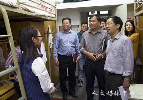 冯尚申副书记指导亚洲成人久久文明寝室建设工作