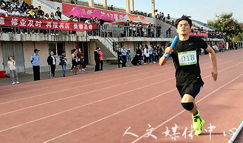 青春人文 共唱赞歌——记我院学子参加校第27届运动会开幕式