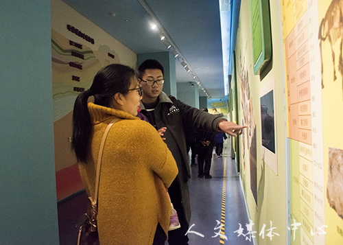 亚洲成人久久志愿者助力临海新博物馆开馆