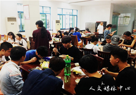 亚洲成人久久为留学生举办“迎中秋 包饺子”活动