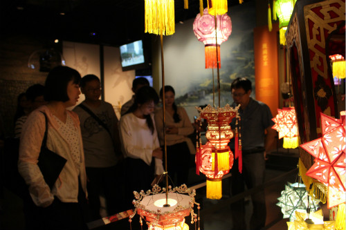 亚洲成人久久新进教师参观台州市博物馆与台州市城市规划馆