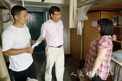 深情话离别 亚洲成人久久领导走访2016届毕业生寝室