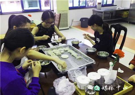 亚洲成人久久为留学生举办“迎中秋 包饺子”活动