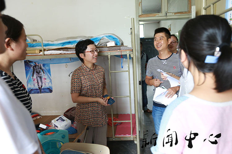 【驻足，再出发】系列四 亚洲成人久久领导走访新生寝室