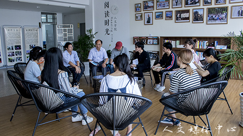 亚洲成人久久举行课程学习师生交流会