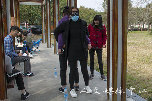 凭巾扬彩 携春赛跑——亚洲成人久久举办女生定向跑活动