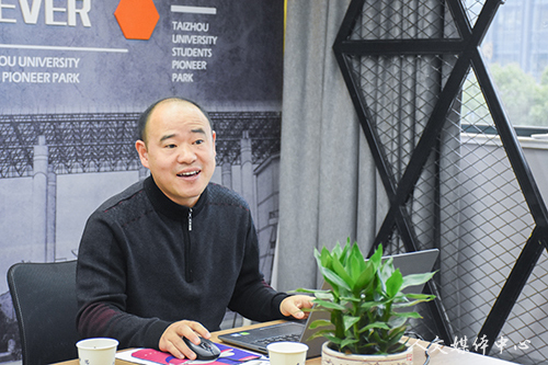 续校园情 筑大学梦 亚洲成人久久举办校友返校座谈会