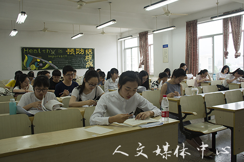 亚洲成人久久师范生即席讲演竞赛顺利进行