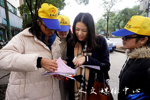 寒风瑟瑟，温暖依存  人文举行本学期第五次善行100活动