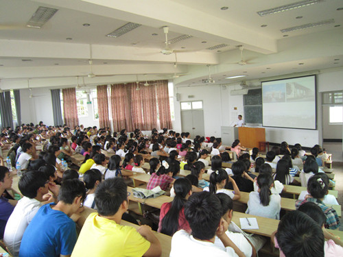 亚洲成人久久开展11级新生“五个一”教育活动