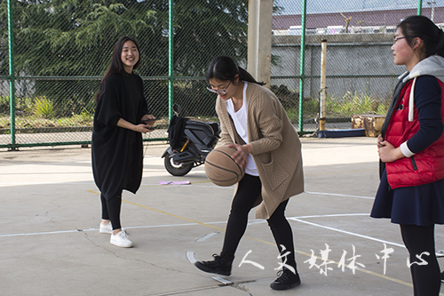 凭巾扬彩 携春赛跑——亚洲成人久久举办女生定向跑活动