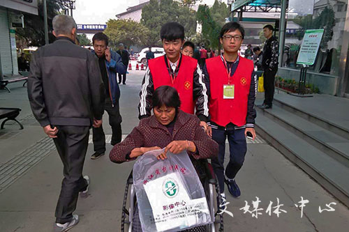 用心传递爱意 亚洲成人久久志愿者开展恩泽义工活动