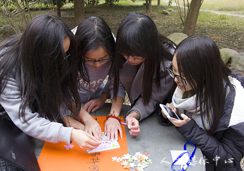 亚洲成人久久举办首届女生定向跑