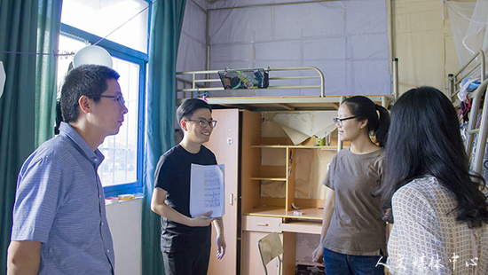 亚洲成人久久领导走访2018届毕业生寝室