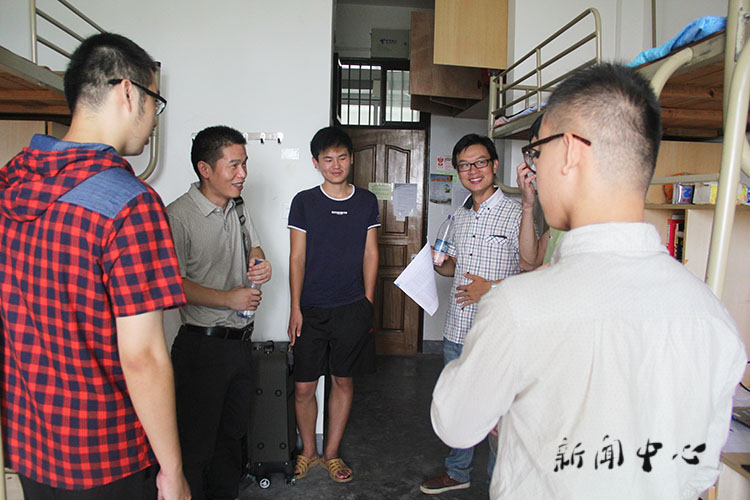 【驻足，再出发】系列四 亚洲成人久久领导走访新生寝室