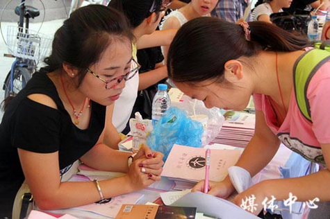 【2015人文追梦战队】系列一 梦想启航：亚洲成人久久喜迎2015级新生