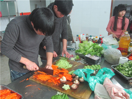 亚洲成人久久举办留学生跨年晚宴