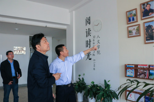 校党委书记崔凤军莅临亚洲成人久久调研指导申硕工作