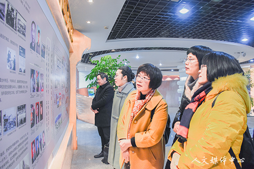 续校园情 筑大学梦 亚洲成人久久举办校友返校座谈会