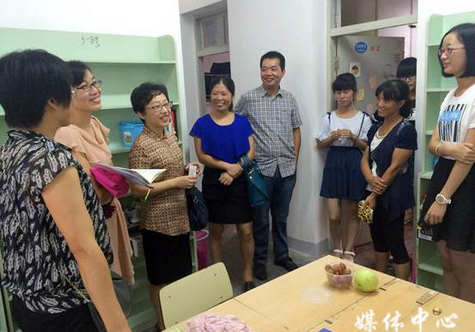 【2015人文追梦战队】系列二 亚洲成人久久领导走访新生寝室