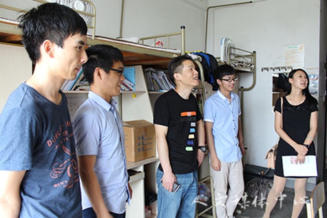 深情话离别 亚洲成人久久领导走访2016届毕业生寝室