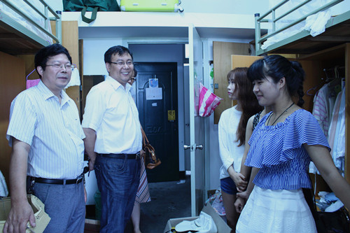 我院领导下寝室走访2015届毕业生