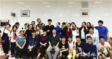 亚洲成人久久为留学生举办“迎中秋 包饺子”活动