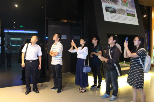 亚洲成人久久新进教师参观台州市博物馆与台州市城市规划馆