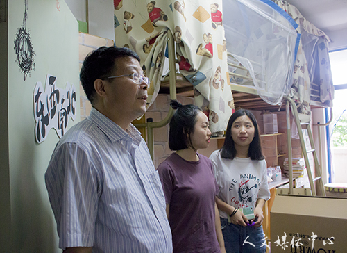 亚洲成人久久领导走访2018届毕业生寝室