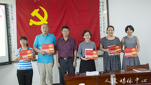 亚洲成人久久党总支举行“学讲话 忆初心 宣誓言大讨论主题党日活动”