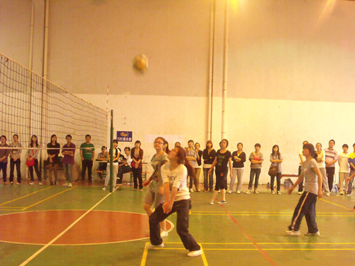 亚洲成人久久在校际排球比赛中获佳绩