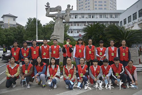 用心传递爱意 亚洲成人久久志愿者开展恩泽义工活动